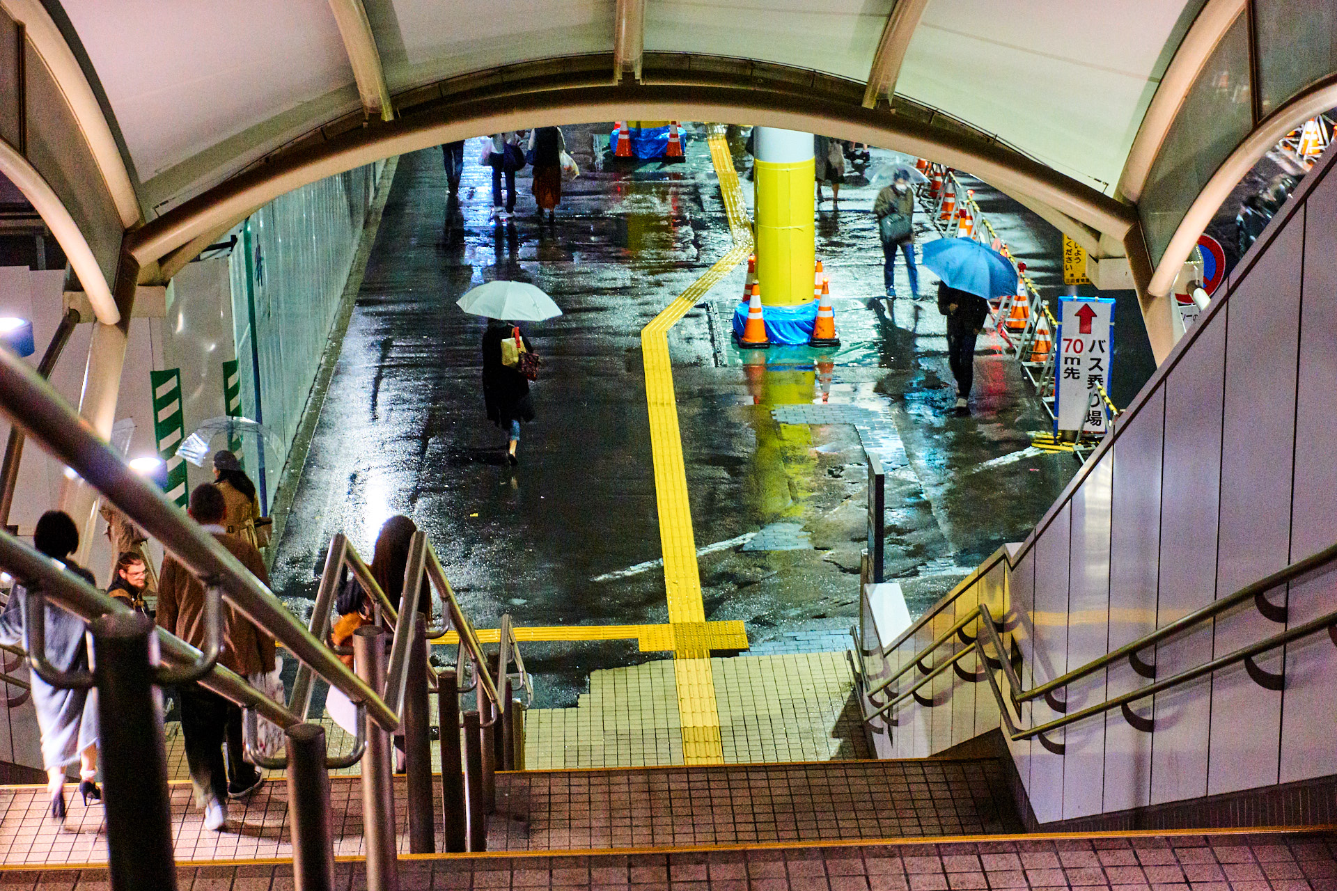 Straße in Japan während des Unwetters