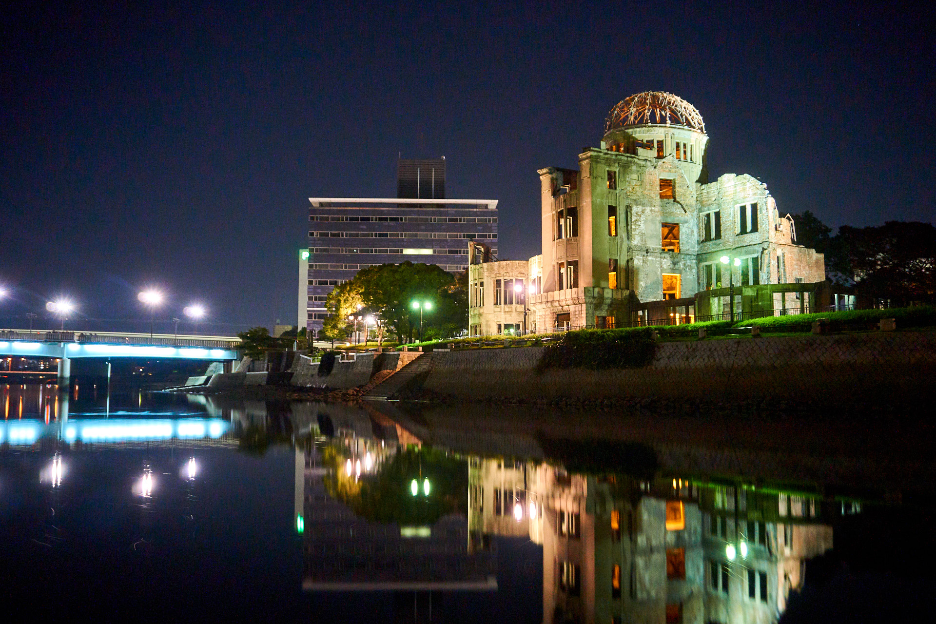 A-Bomb Dome in Hiroshima bei Nacht