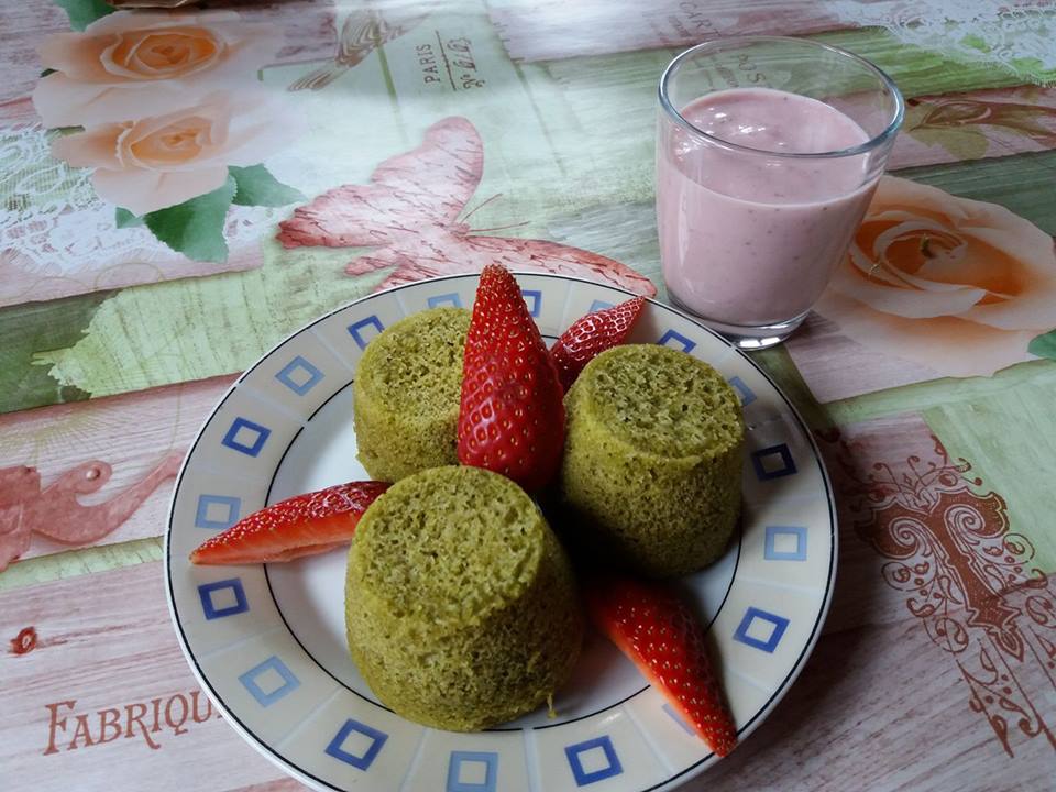 Gedämpfter Matcha kuchen mit Erdbeer-Kokos shake