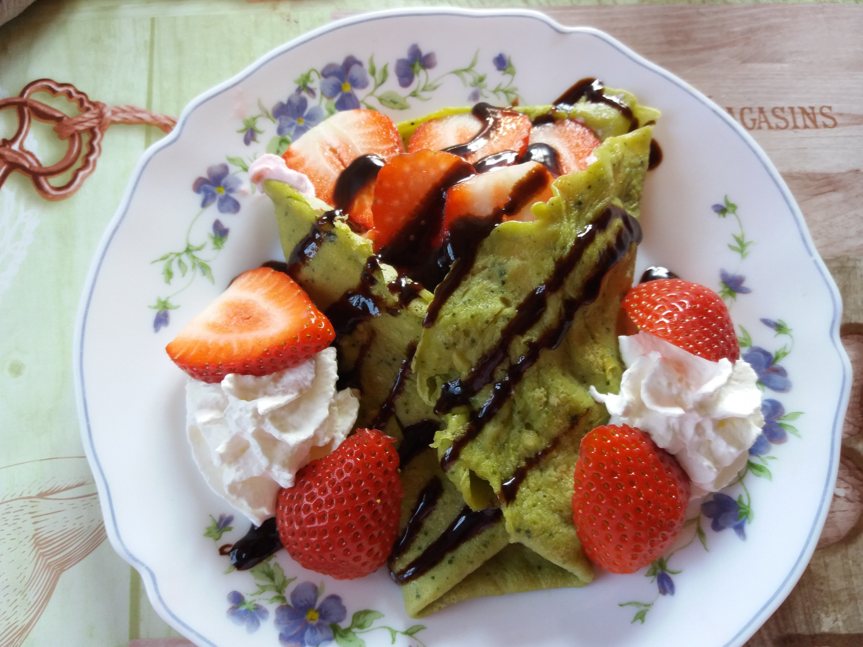 Matcha-Erdbeer-Crepes