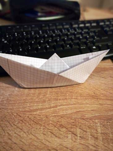 Hallo, ich habe ein Boot aus Hüten gemacht!