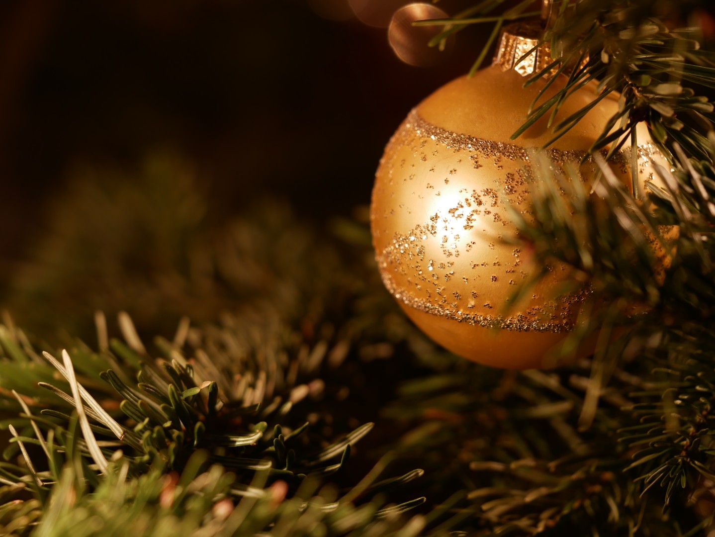 Goldene Kugel im Tannenbaum