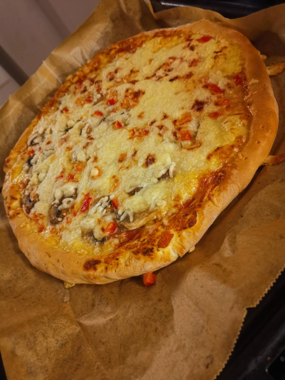 Pizza mit Käserand *-*