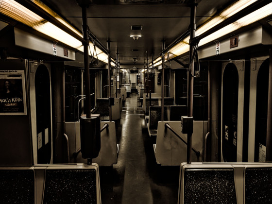 Nachts ganz alleine in der Straßenbahn