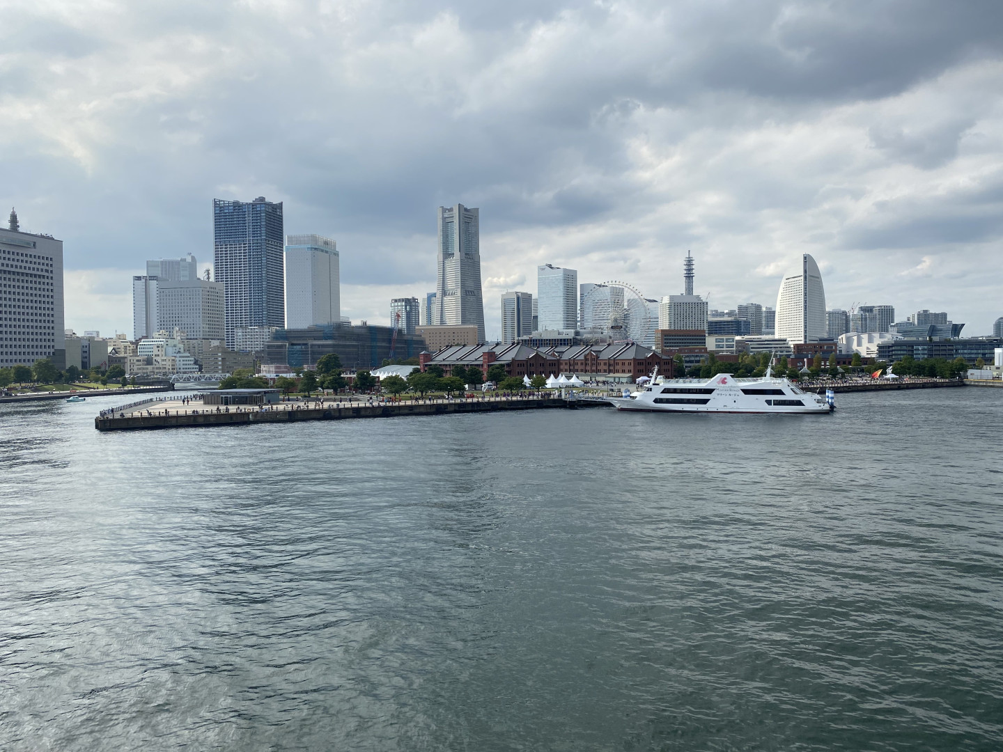 Yokohama - Minato Mirai mit Riesenrad Cosmo Clock 21 im Hintergrund