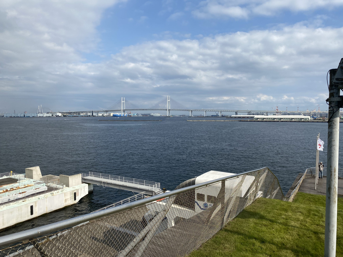 Die Yokohama Bay Bridge vom Osanbashi Terminal aus