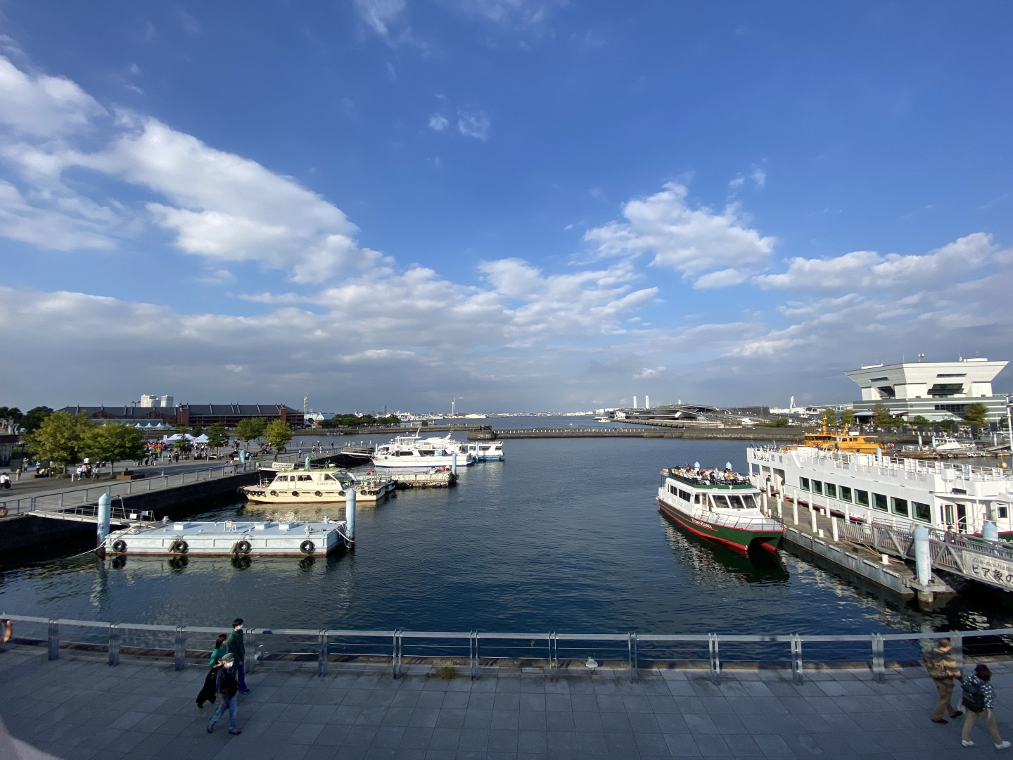 Kaigandori Gegend mit Osanbashi Terminal mitte rechts vom Bild