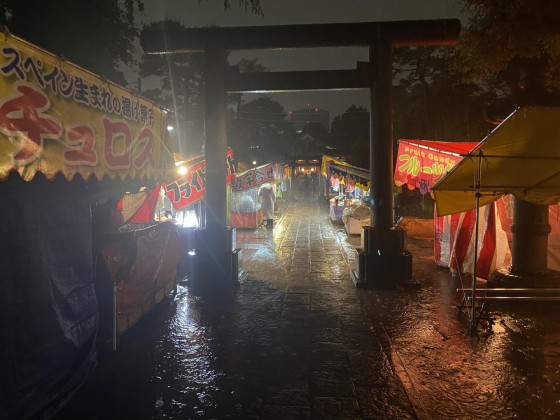 Shinagawa Schrein Fest bei starkem Regen (2/5)