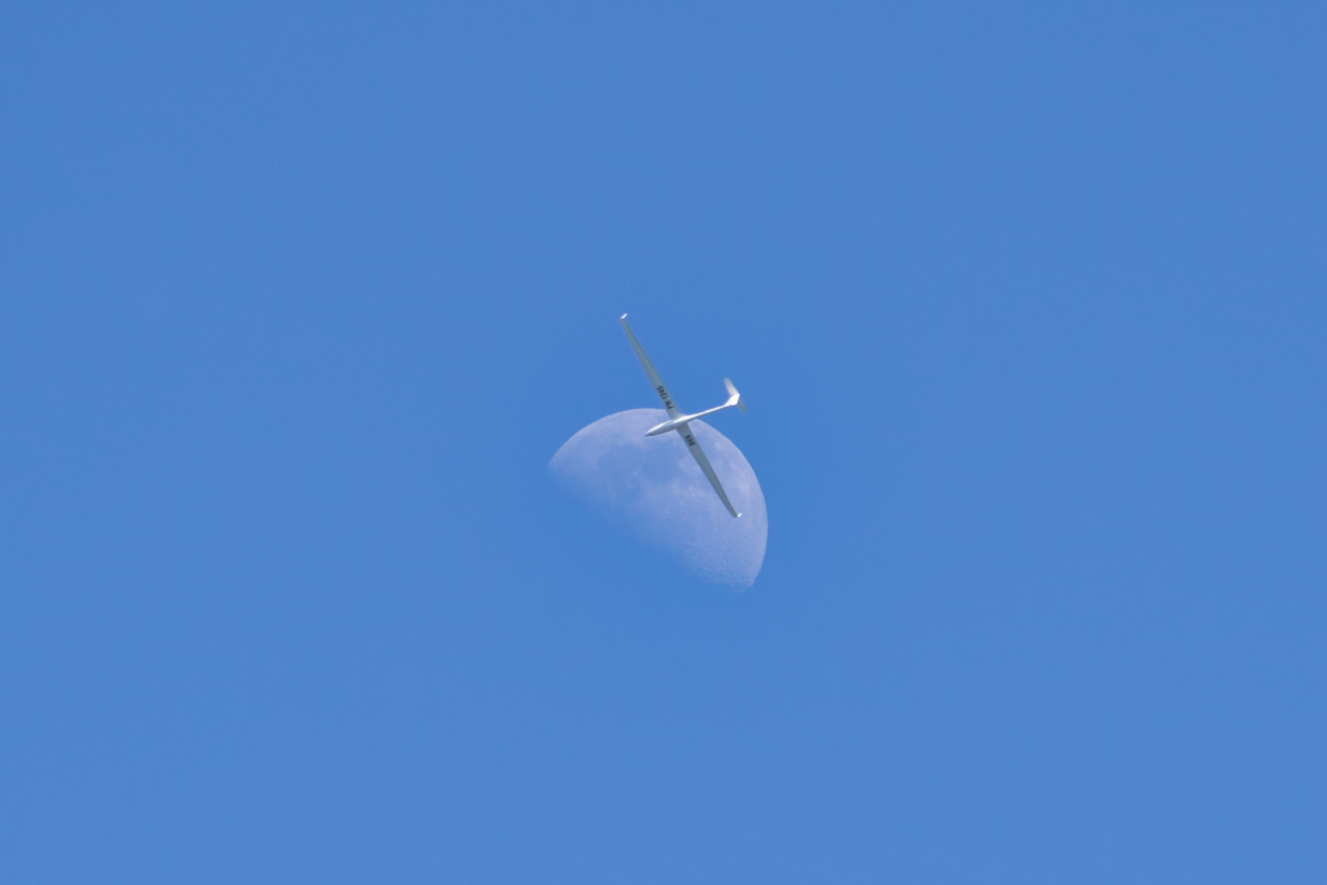 Ein Mond mit Segelflieger