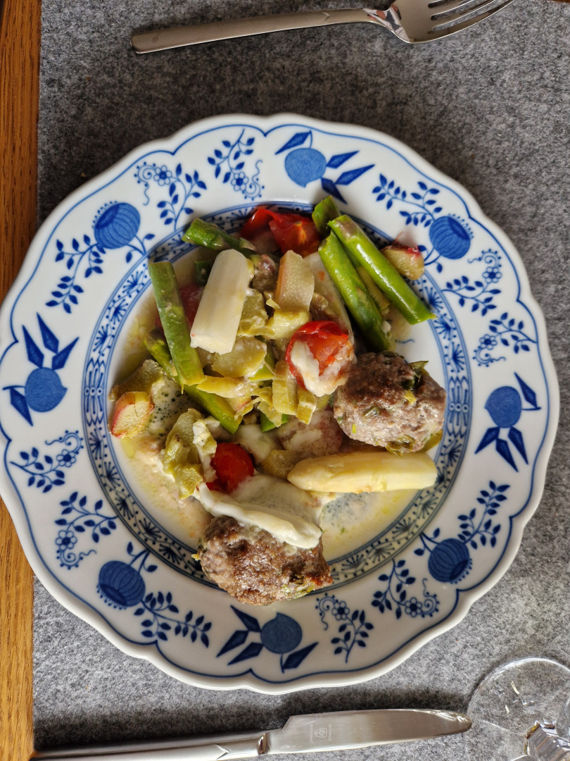 Überbackene Ofenhackbällchen mit grünem Spargel & Rhabarber