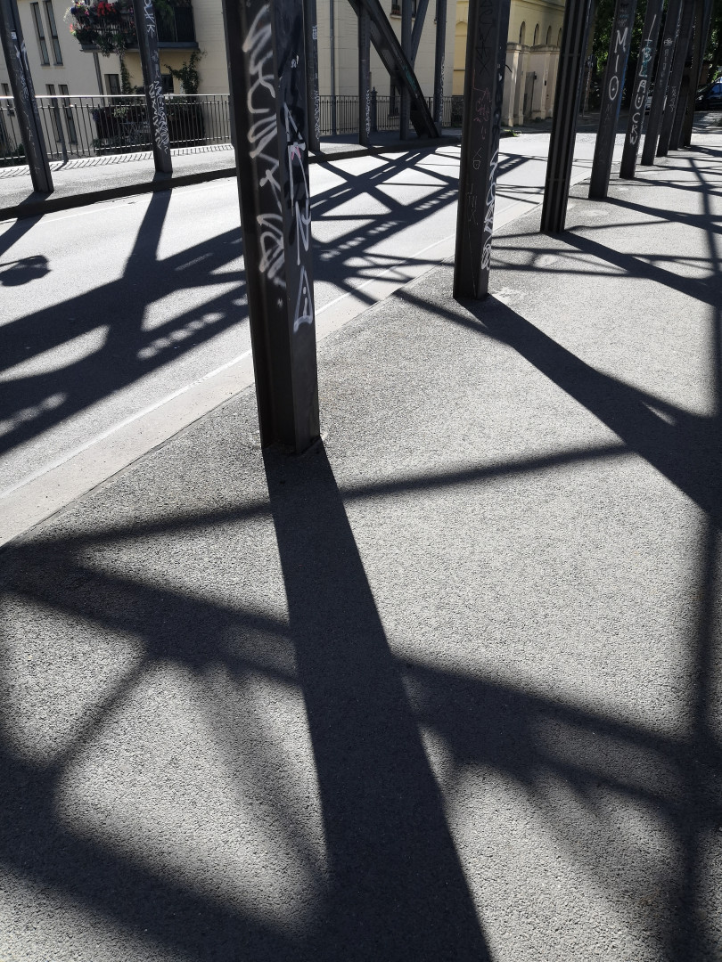 Leipzig auf dem Weg vom Karl Heine Kanal zum Hauptbahnhof... Ein Lichtschattenspiel