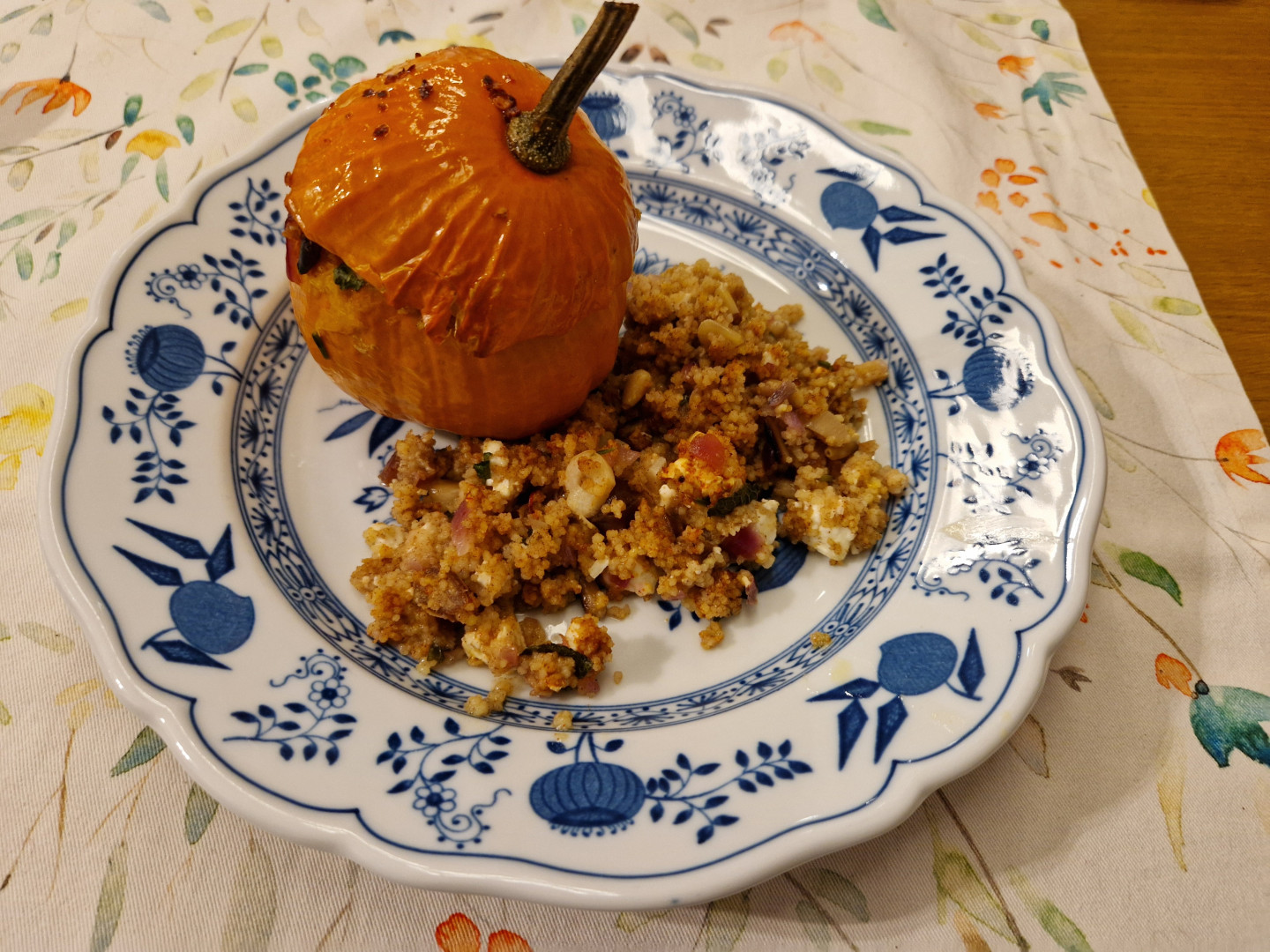 Mandarin-Kürbis mit Couscous-Schafskäse-Füllung