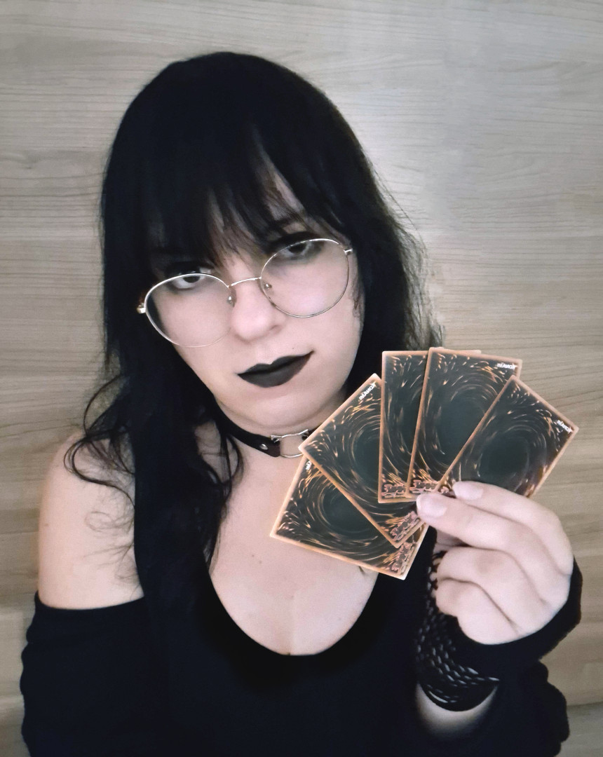 Ein Goth Girl spielt YuGiOh!