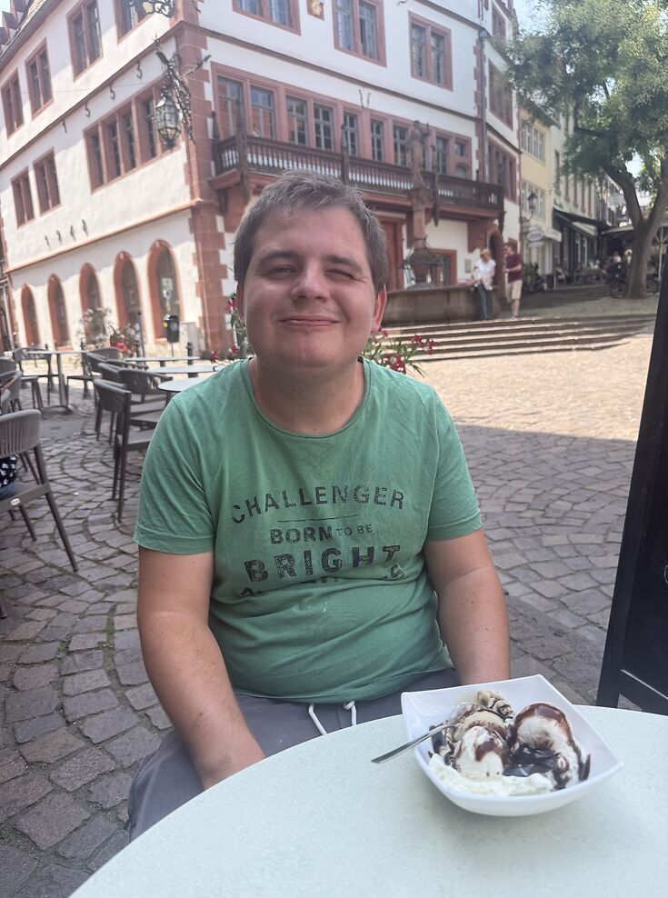 Eis essen  in der stadt