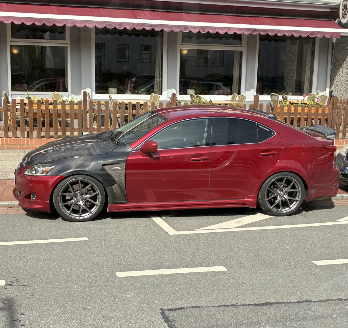 habe einen getunten Lexus IS gesehen.