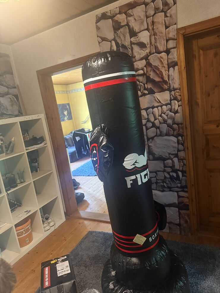 Ein boxsack zum aufpupen weil man bei uns nix an die Decke hängen darf