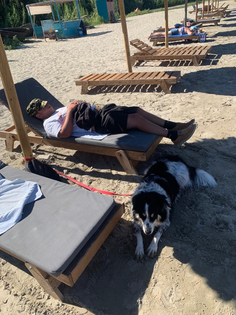 Ich mit Hund am Strand