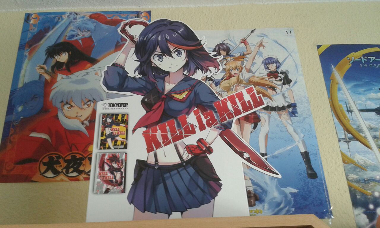 Mein ,,Kill la Kill,, Pappaufsteller mit postern im Hintergrund