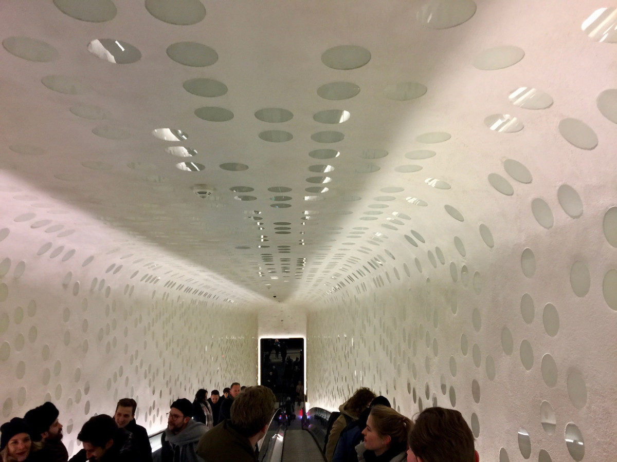 Rolltreppe zum Foyer der Elbphilharmonie in Hamburg