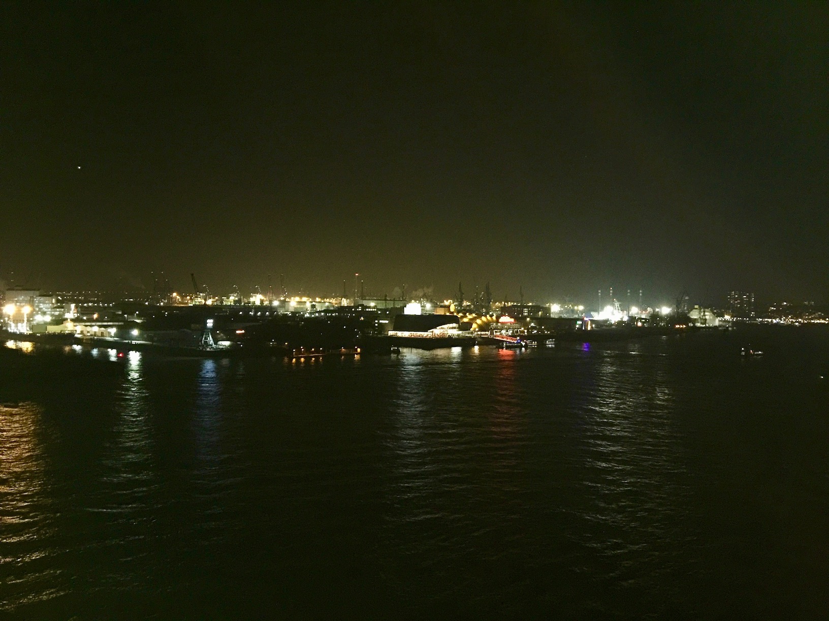 Blick von der Elbphilharmonie auf das südliche Elbufer