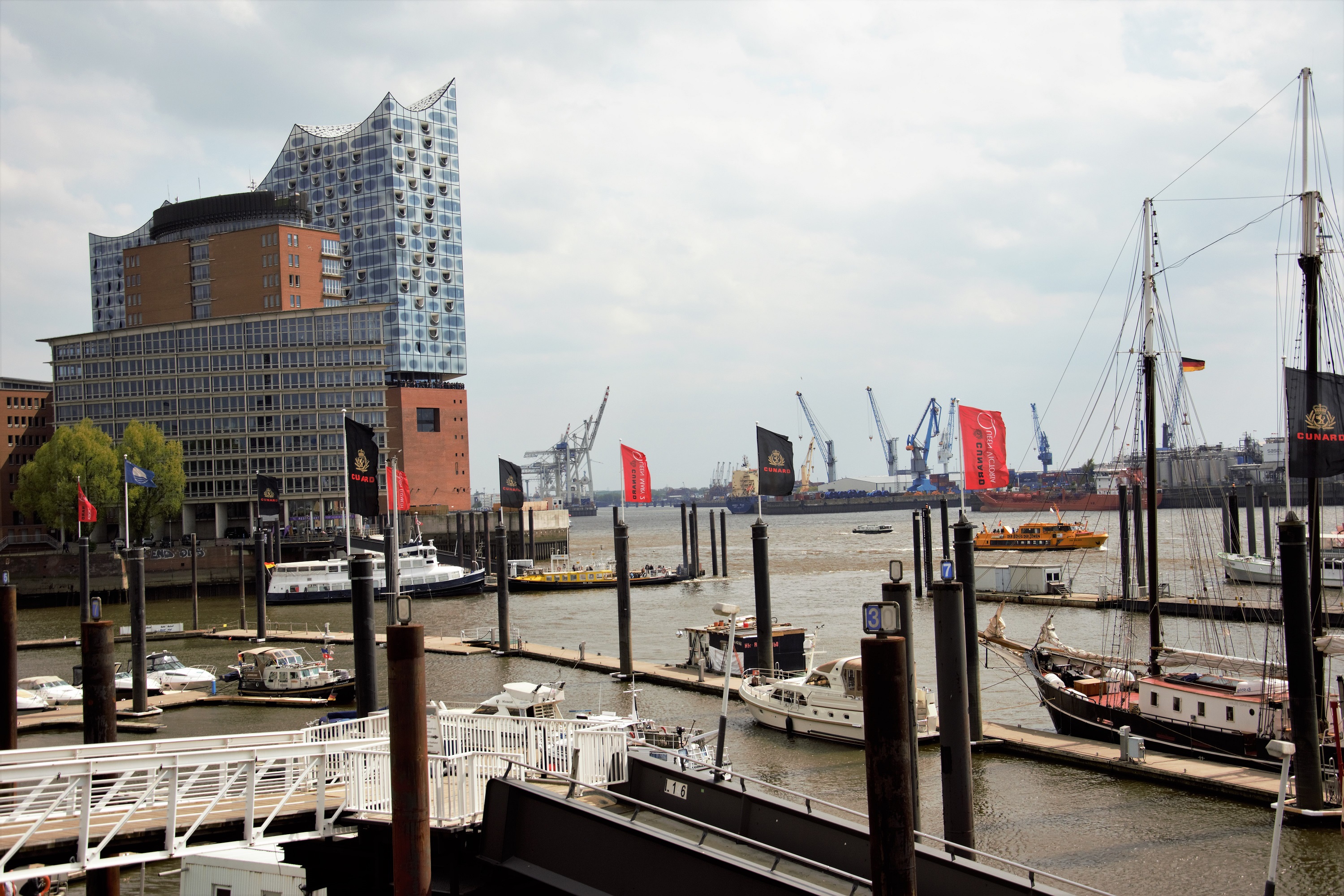 1. Mai 2017 - Hamburg Elbpromenade mit Blick auf die Elbphilharmonie