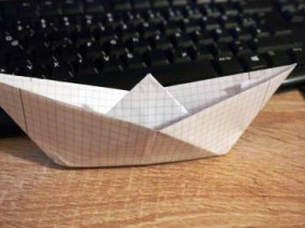 Hallo, ich habe ein Boot aus Hüten gemacht!