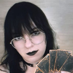 Ein Goth Girl spielt YuGiOh!