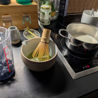 Blaubeere-Matcha-Milch